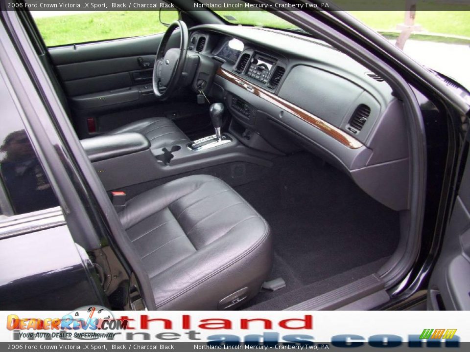 2006 Ford Crown Victoria LX Sport Black / Charcoal Black Photo #17
