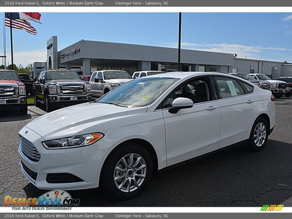 Front 3/4 View of 2016 Ford Fusion S Photo #3