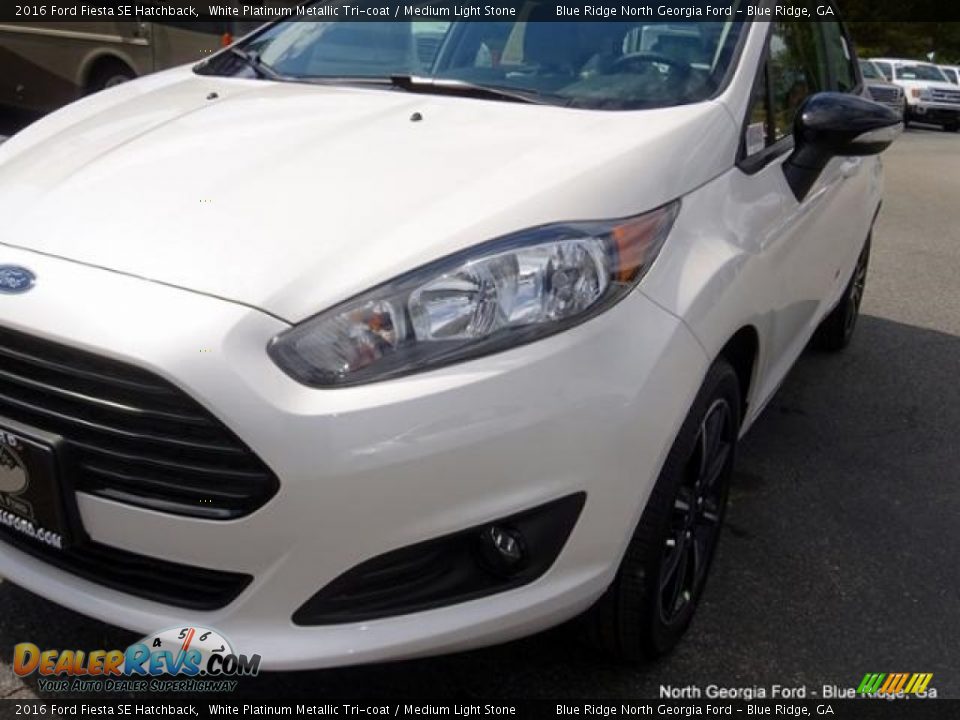 2016 Ford Fiesta SE Hatchback White Platinum Metallic Tri-coat / Medium Light Stone Photo #32