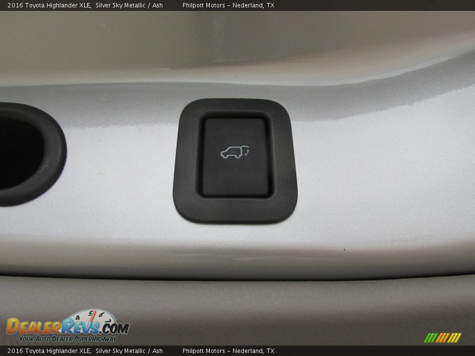 2016 Toyota Highlander XLE Silver Sky Metallic / Ash Photo #18