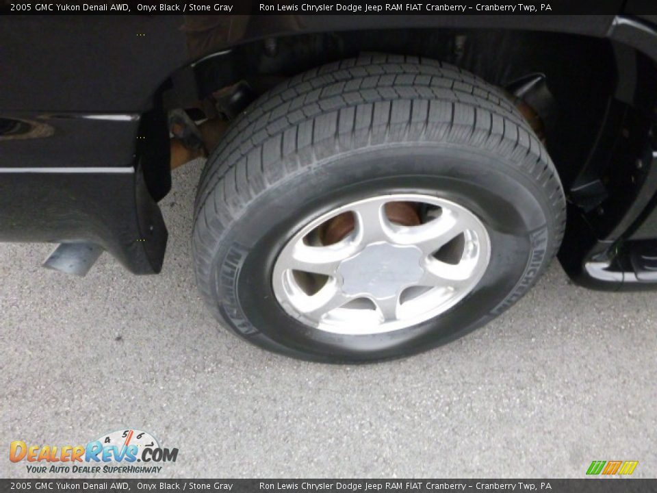 2005 GMC Yukon Denali AWD Onyx Black / Stone Gray Photo #3