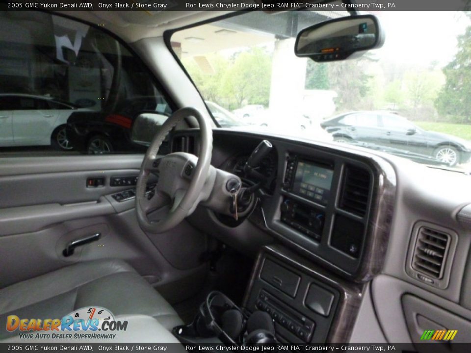 2005 GMC Yukon Denali AWD Onyx Black / Stone Gray Photo #7