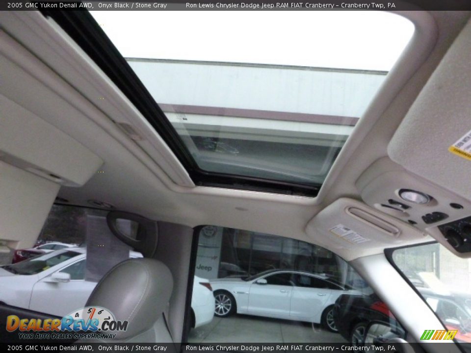 2005 GMC Yukon Denali AWD Onyx Black / Stone Gray Photo #8