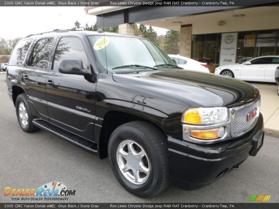 2005 GMC Yukon Denali AWD Onyx Black / Stone Gray Photo #9