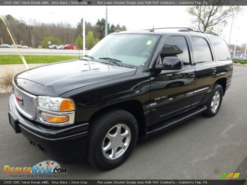 2005 GMC Yukon Denali AWD Onyx Black / Stone Gray Photo #11