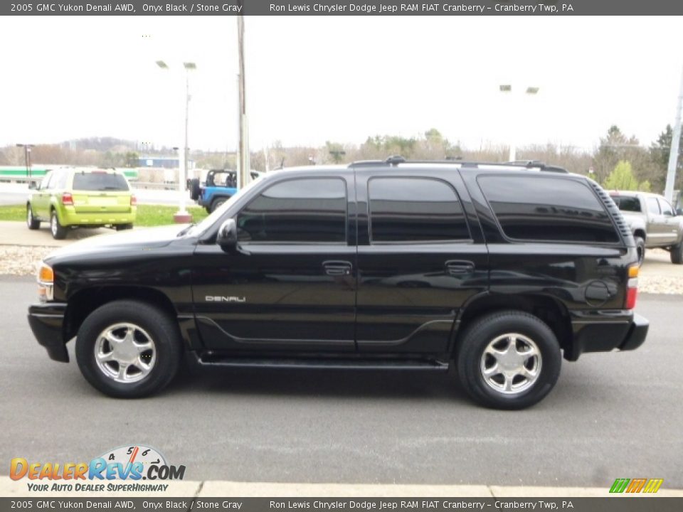 2005 GMC Yukon Denali AWD Onyx Black / Stone Gray Photo #12