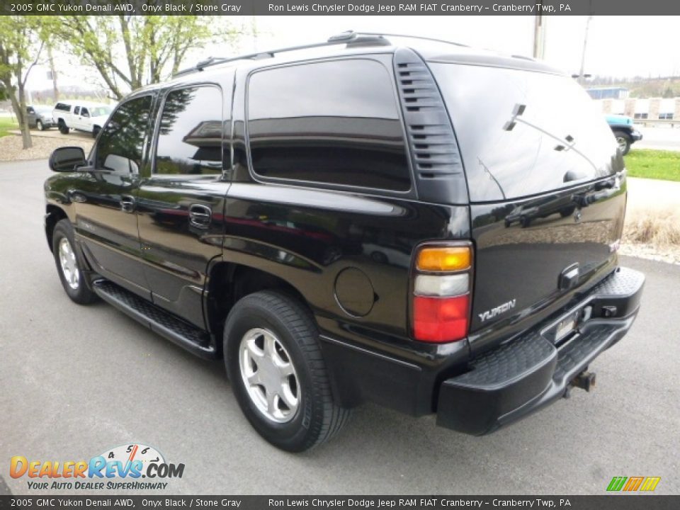 2005 GMC Yukon Denali AWD Onyx Black / Stone Gray Photo #13
