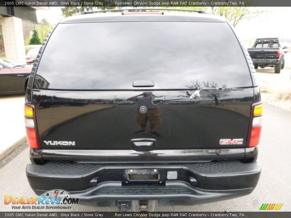 2005 GMC Yukon Denali AWD Onyx Black / Stone Gray Photo #14