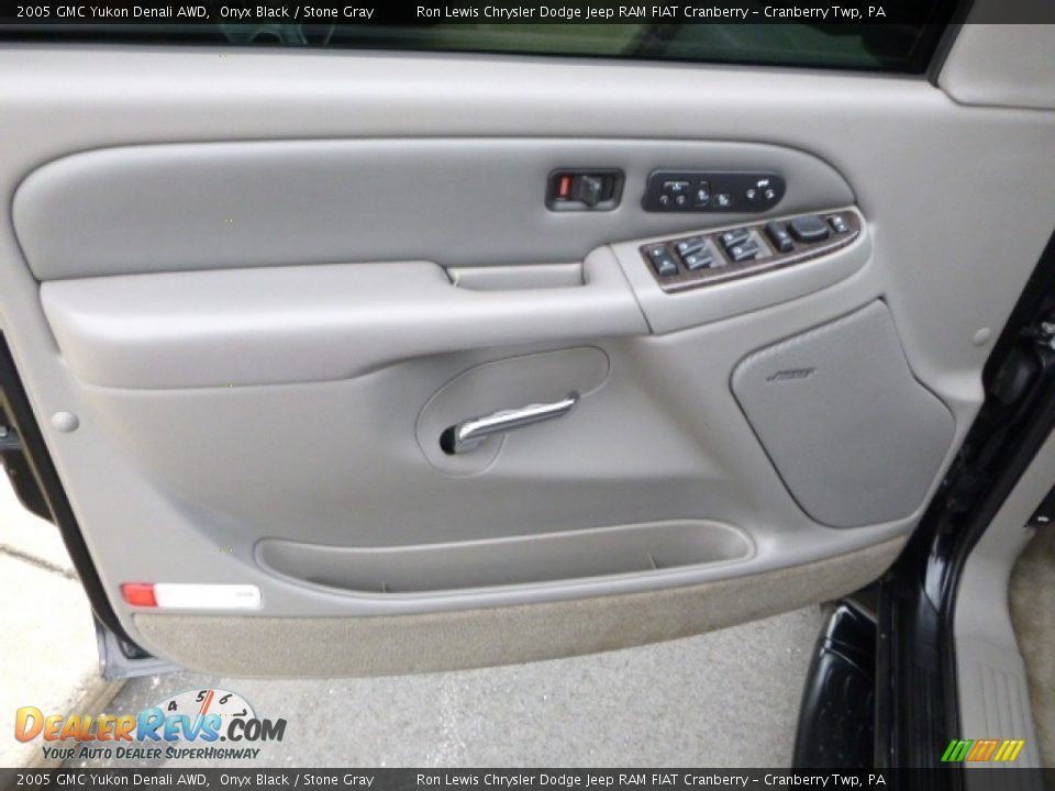 2005 GMC Yukon Denali AWD Onyx Black / Stone Gray Photo #16