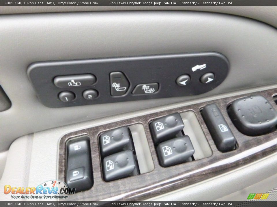 2005 GMC Yukon Denali AWD Onyx Black / Stone Gray Photo #17