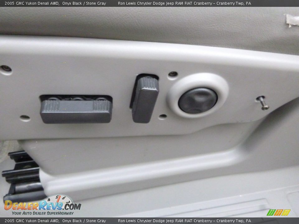 2005 GMC Yukon Denali AWD Onyx Black / Stone Gray Photo #19