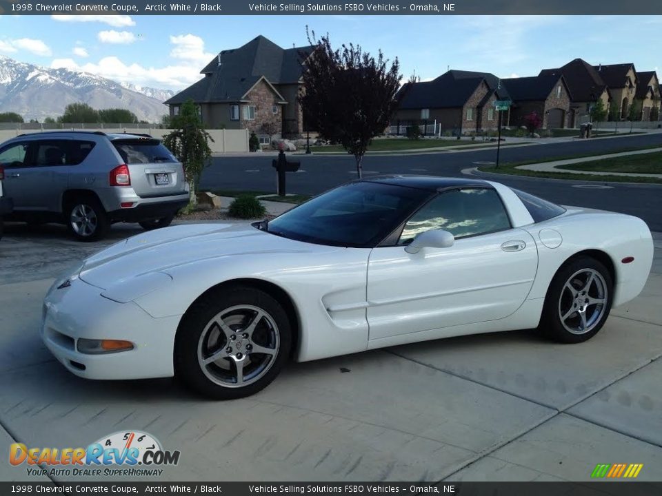 Front 3/4 View of 1998 Chevrolet Corvette Coupe Photo #1