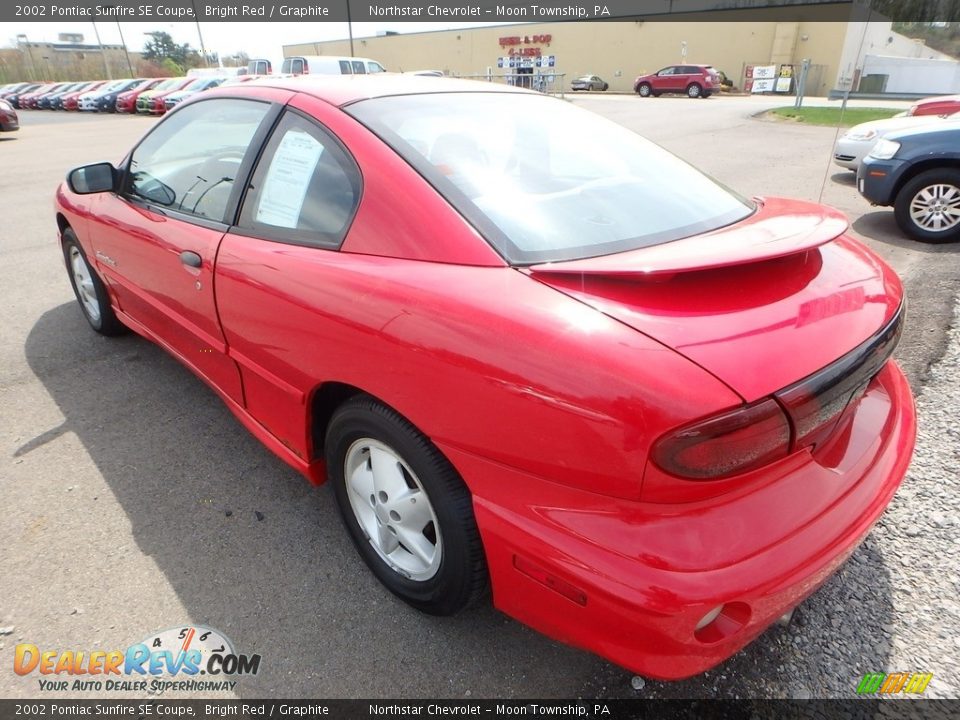 2002 Pontiac Sunfire SE Coupe Bright Red / Graphite Photo #2