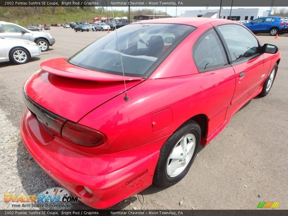 2002 Pontiac Sunfire SE Coupe Bright Red / Graphite Photo #4