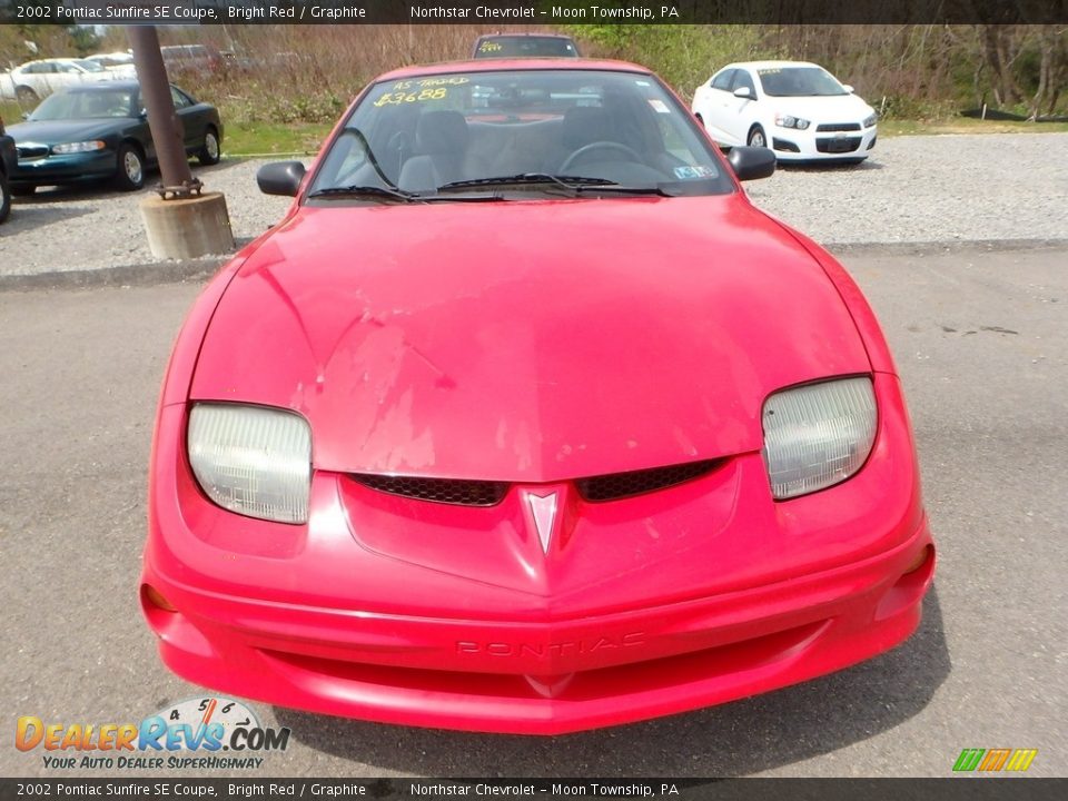 2002 Pontiac Sunfire SE Coupe Bright Red / Graphite Photo #6