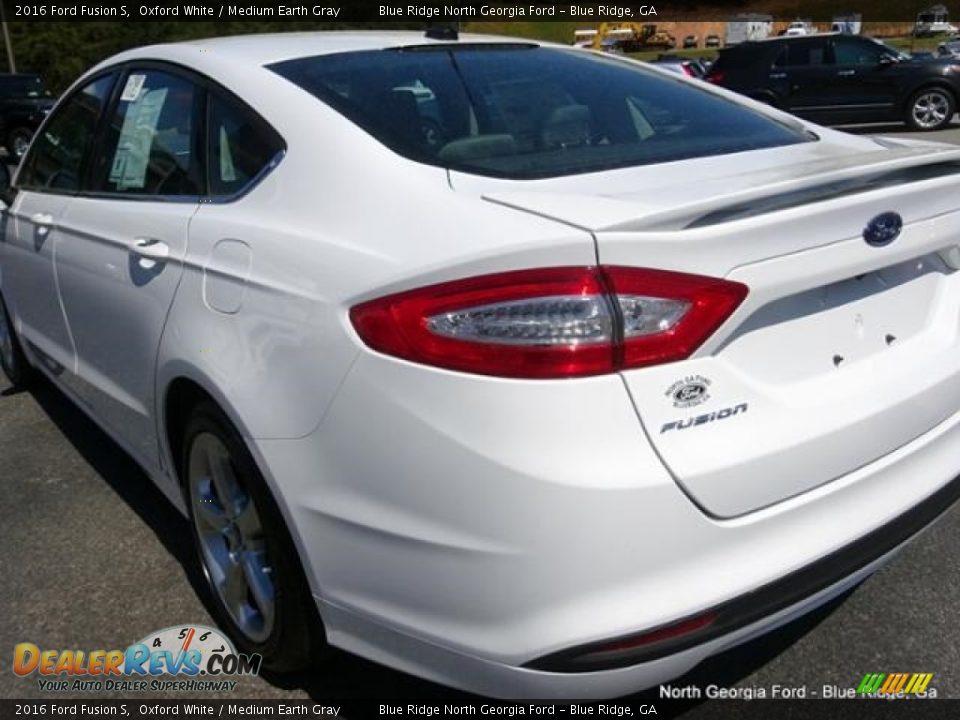 2016 Ford Fusion S Oxford White / Medium Earth Gray Photo #35
