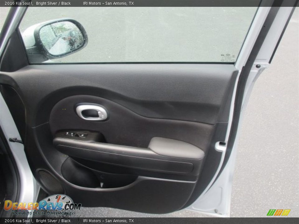 2016 Kia Soul ! Bright Silver / Black Photo #12