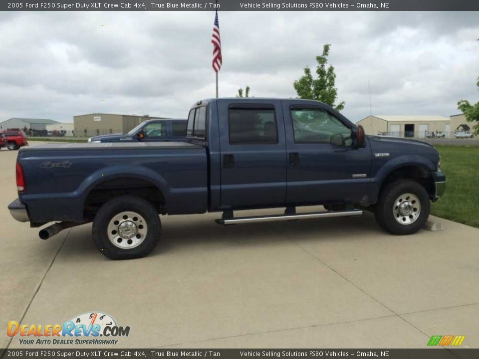 2005 Ford F250 Super Duty XLT Crew Cab 4x4 True Blue Metallic / Tan Photo #3