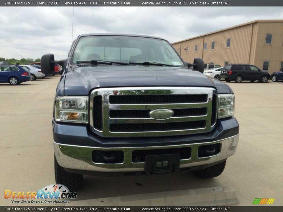 2005 Ford F250 Super Duty XLT Crew Cab 4x4 True Blue Metallic / Tan Photo #4