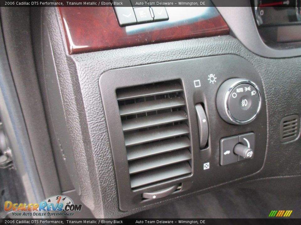 2006 Cadillac DTS Performance Titanium Metallic / Ebony Black Photo #30