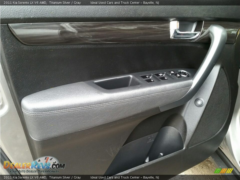 2011 Kia Sorento LX V6 AWD Titanium Silver / Gray Photo #18