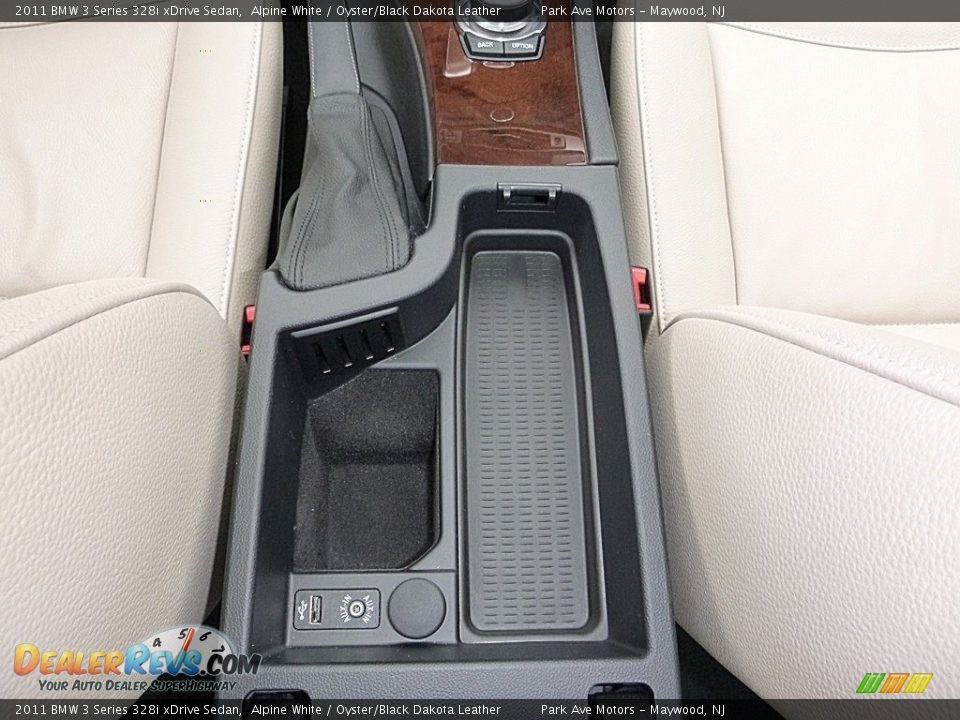2011 BMW 3 Series 328i xDrive Sedan Alpine White / Oyster/Black Dakota Leather Photo #30