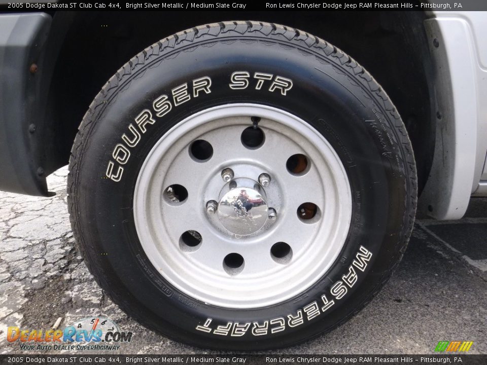 2005 Dodge Dakota ST Club Cab 4x4 Bright Silver Metallic / Medium Slate Gray Photo #10
