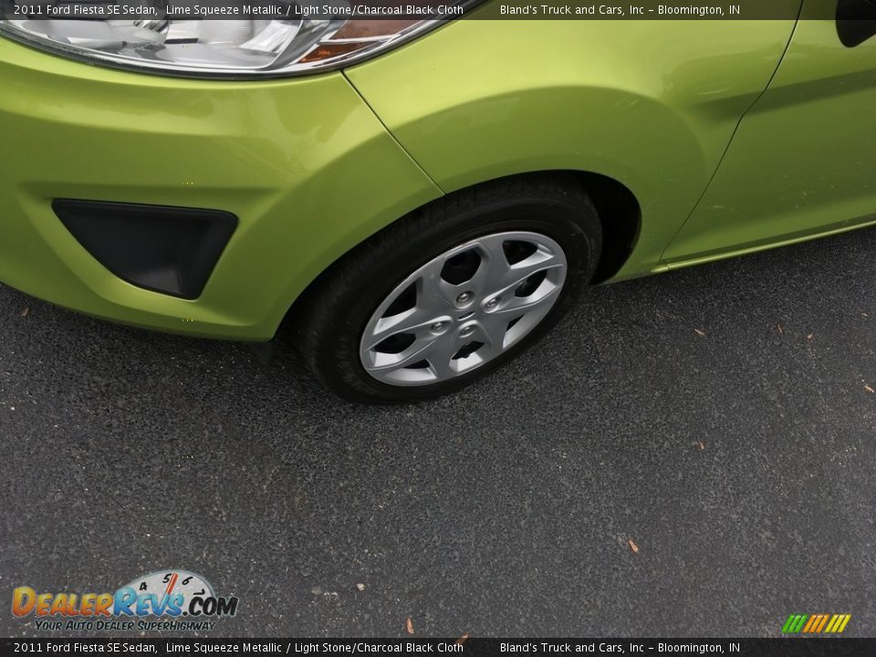 2011 Ford Fiesta SE Sedan Lime Squeeze Metallic / Light Stone/Charcoal Black Cloth Photo #10