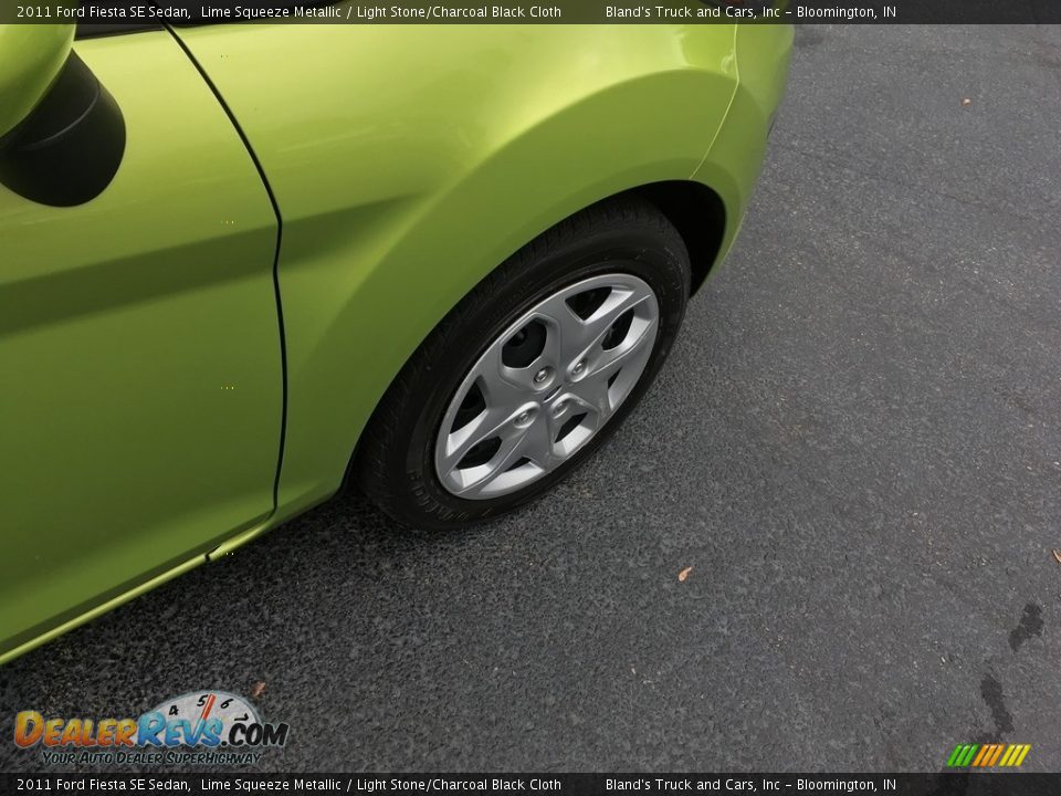 2011 Ford Fiesta SE Sedan Lime Squeeze Metallic / Light Stone/Charcoal Black Cloth Photo #13