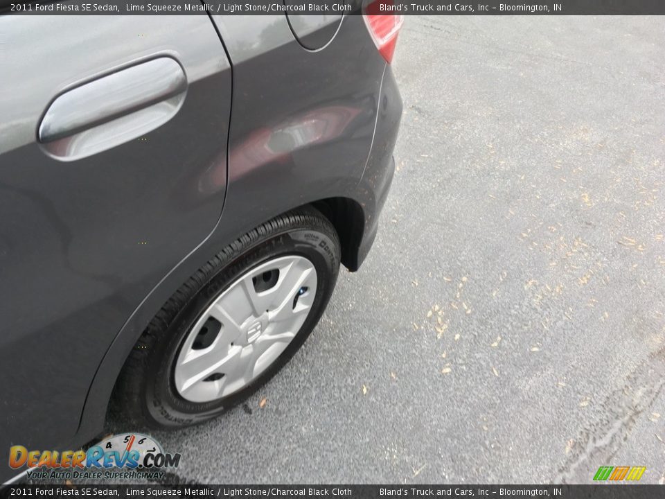 2011 Ford Fiesta SE Sedan Lime Squeeze Metallic / Light Stone/Charcoal Black Cloth Photo #16