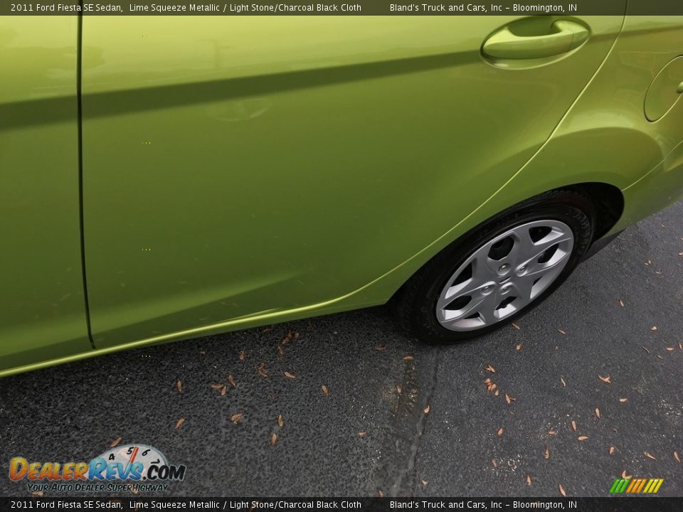 2011 Ford Fiesta SE Sedan Lime Squeeze Metallic / Light Stone/Charcoal Black Cloth Photo #26