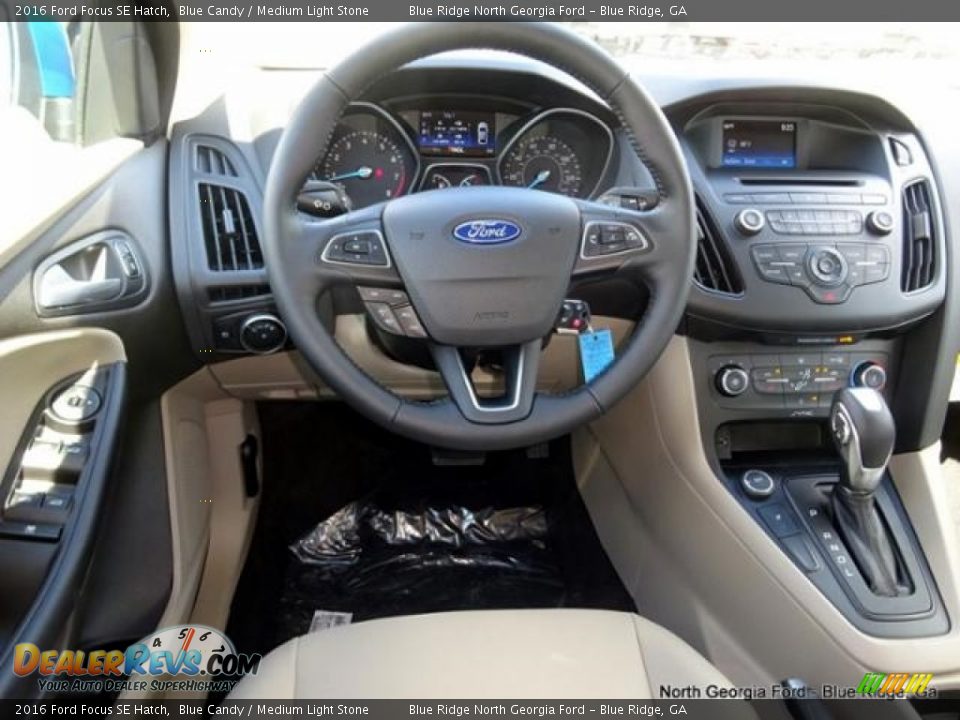 2016 Ford Focus SE Hatch Blue Candy / Medium Light Stone Photo #16