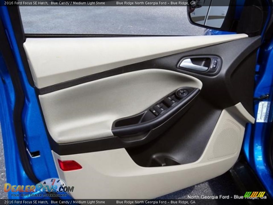 2016 Ford Focus SE Hatch Blue Candy / Medium Light Stone Photo #27