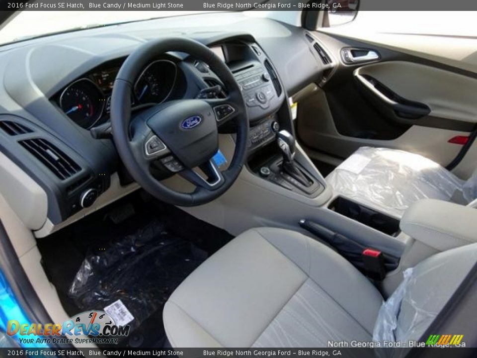 2016 Ford Focus SE Hatch Blue Candy / Medium Light Stone Photo #28