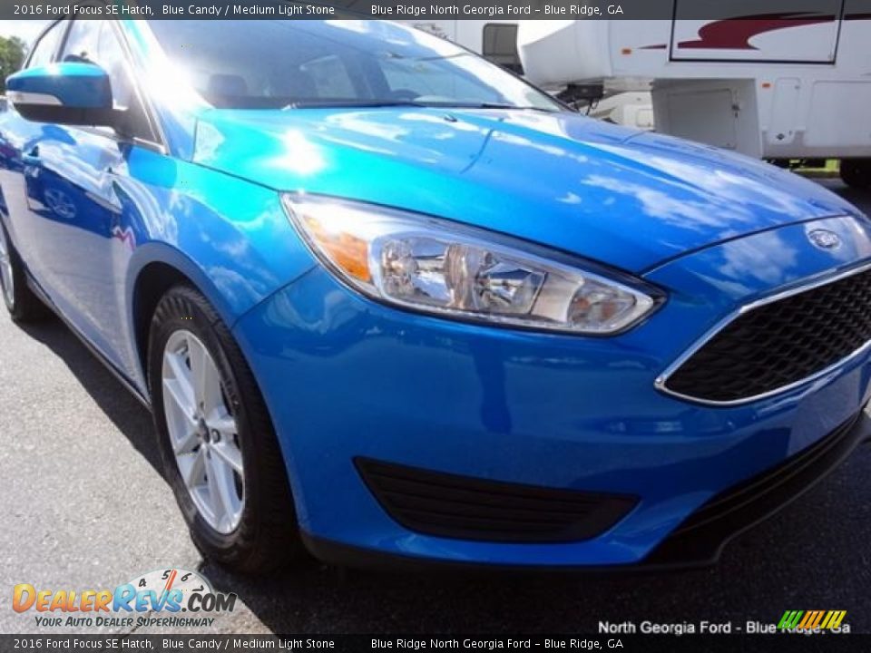2016 Ford Focus SE Hatch Blue Candy / Medium Light Stone Photo #33