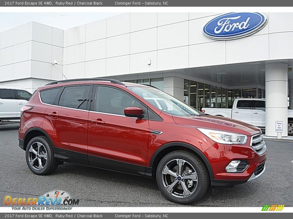 Front 3/4 View of 2017 Ford Escape SE 4WD Photo #1