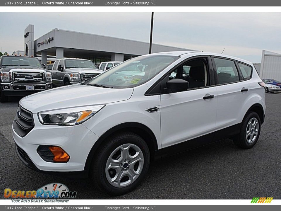 Front 3/4 View of 2017 Ford Escape S Photo #3