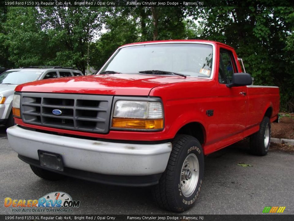 Front 3/4 View of 1996 Ford F150 XL Regular Cab 4x4 Photo #1