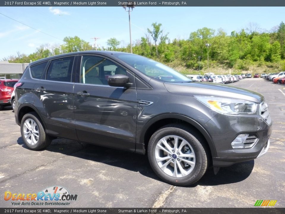 Front 3/4 View of 2017 Ford Escape SE 4WD Photo #1