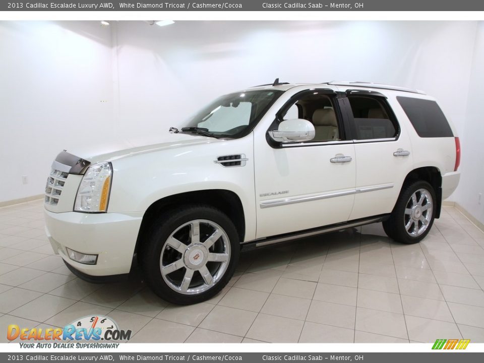 Front 3/4 View of 2013 Cadillac Escalade Luxury AWD Photo #3