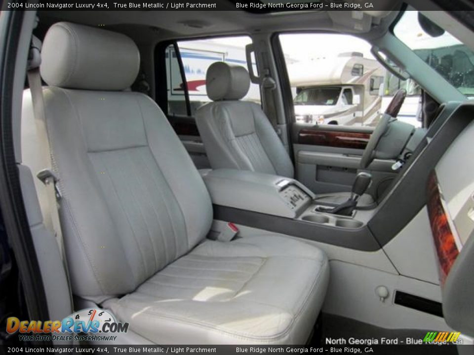 2004 Lincoln Navigator Luxury 4x4 True Blue Metallic / Light Parchment Photo #12