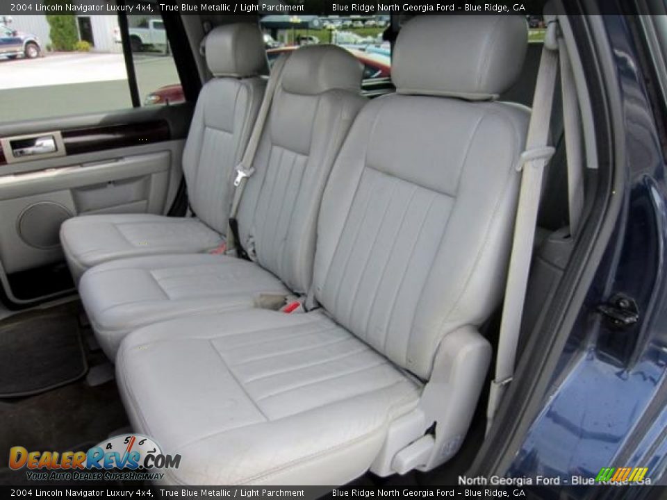 2004 Lincoln Navigator Luxury 4x4 True Blue Metallic / Light Parchment Photo #13