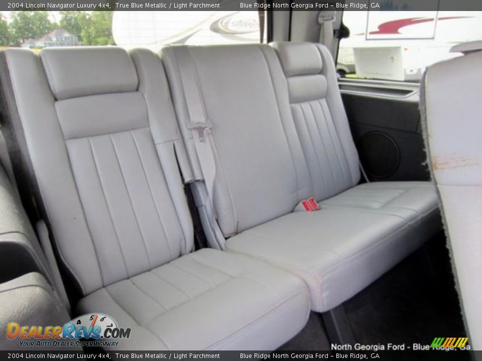 2004 Lincoln Navigator Luxury 4x4 True Blue Metallic / Light Parchment Photo #15