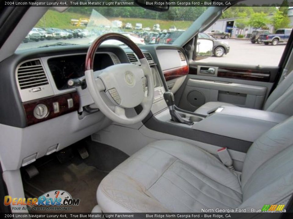 2004 Lincoln Navigator Luxury 4x4 True Blue Metallic / Light Parchment Photo #23