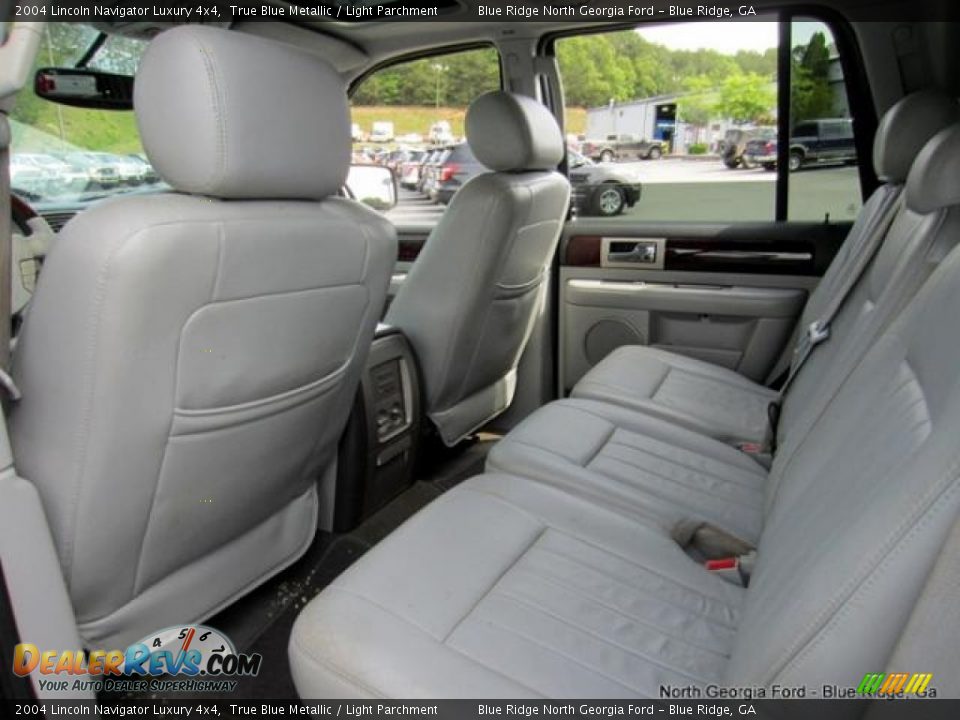 2004 Lincoln Navigator Luxury 4x4 True Blue Metallic / Light Parchment Photo #25
