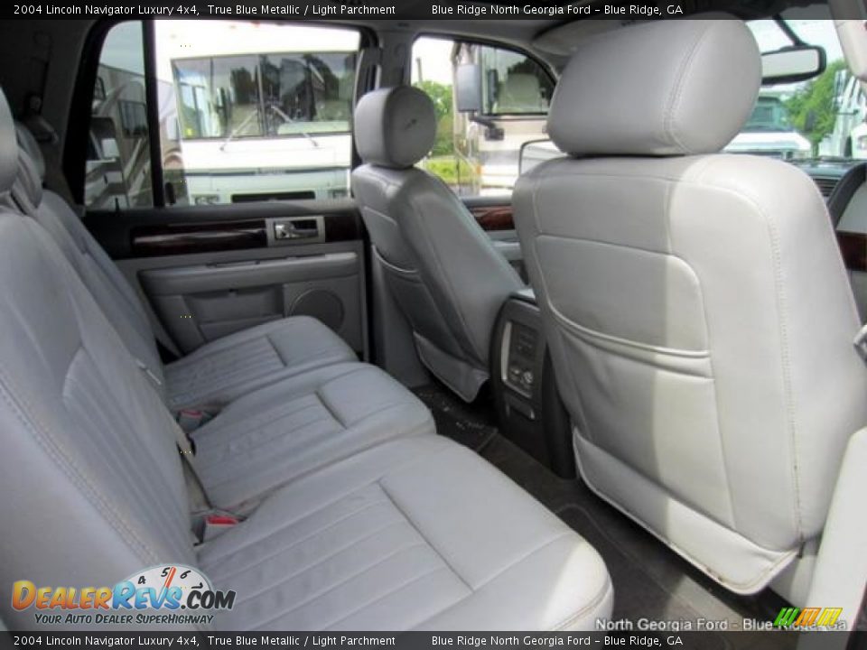 2004 Lincoln Navigator Luxury 4x4 True Blue Metallic / Light Parchment Photo #26