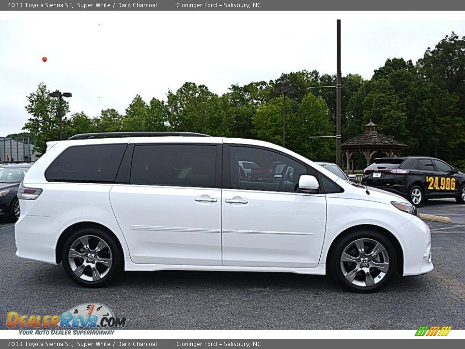 2013 Toyota Sienna SE Super White / Dark Charcoal Photo #2