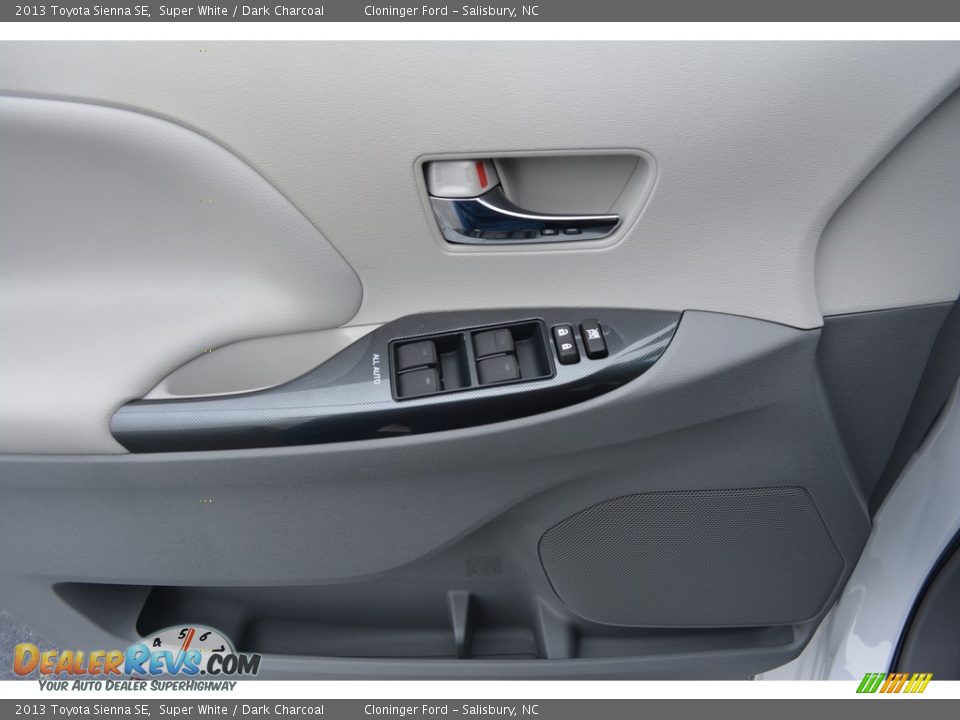 2013 Toyota Sienna SE Super White / Dark Charcoal Photo #8