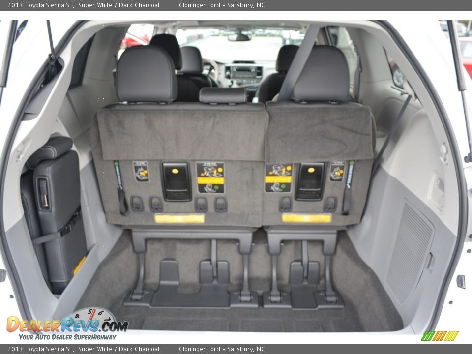 2013 Toyota Sienna SE Super White / Dark Charcoal Photo #13