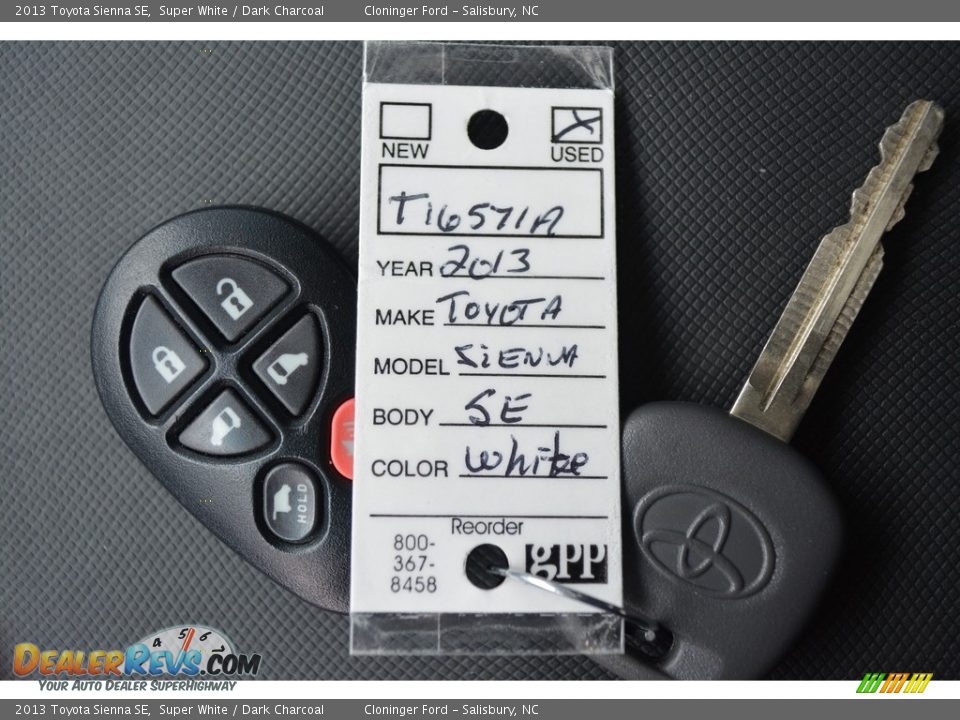 2013 Toyota Sienna SE Super White / Dark Charcoal Photo #27